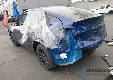 2025 Tesla Model Y Long Range Dual Motor Rear-Wheel Drive z USA, uszkodzony, nr VIN 7SAYGDED7SF309635
